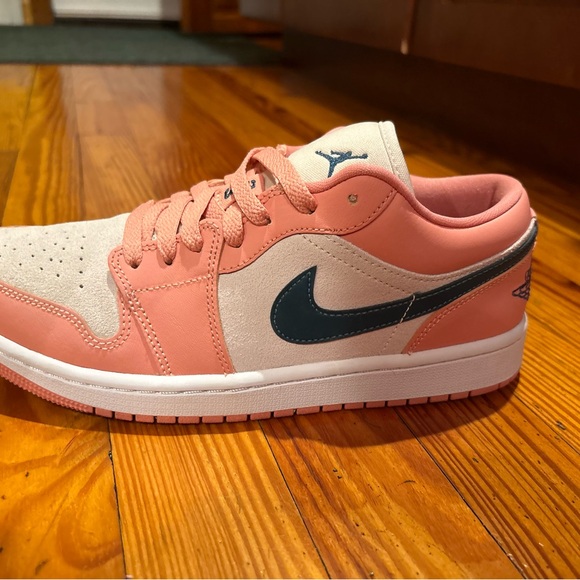 WOMENS AIR JORDAN 1 LOW “LIGHT” - Picture 4 of 7